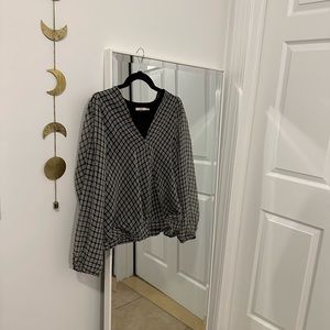 Black and white long sleeve wrap too